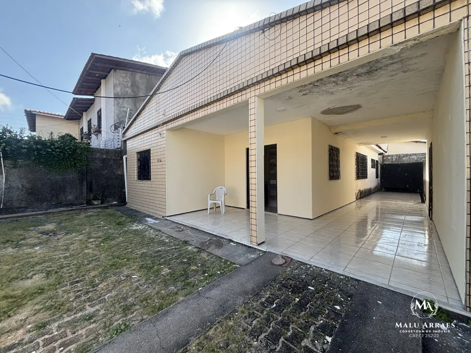 Casa com amplo terreno em Messejana